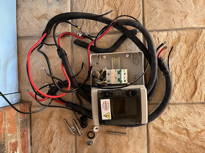 Battery cabling and isolator switch